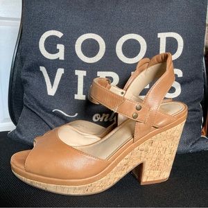 Johnston & Murphy- platform heel sandal